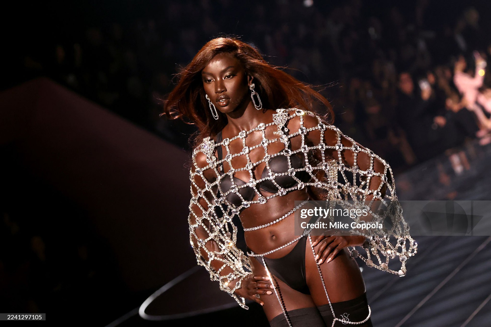 45 phút Victoria's Secret Fashion Show 2025: Chỉ chờ một điểm sáng bằng nửa Lisa khi ấy...- Ảnh 33.