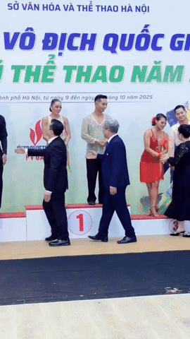 Giành HCV, Phan Hiển bất ngờ quỳ gối hôn tay nữ giám khảo Khánh Thi gây sốt!- Ảnh 1. Giành HCV, Phan Hiển bất ngờ quỳ gối hôn tay nữ giám khảo Khánh Thi gây sốt!- Ảnh 1.