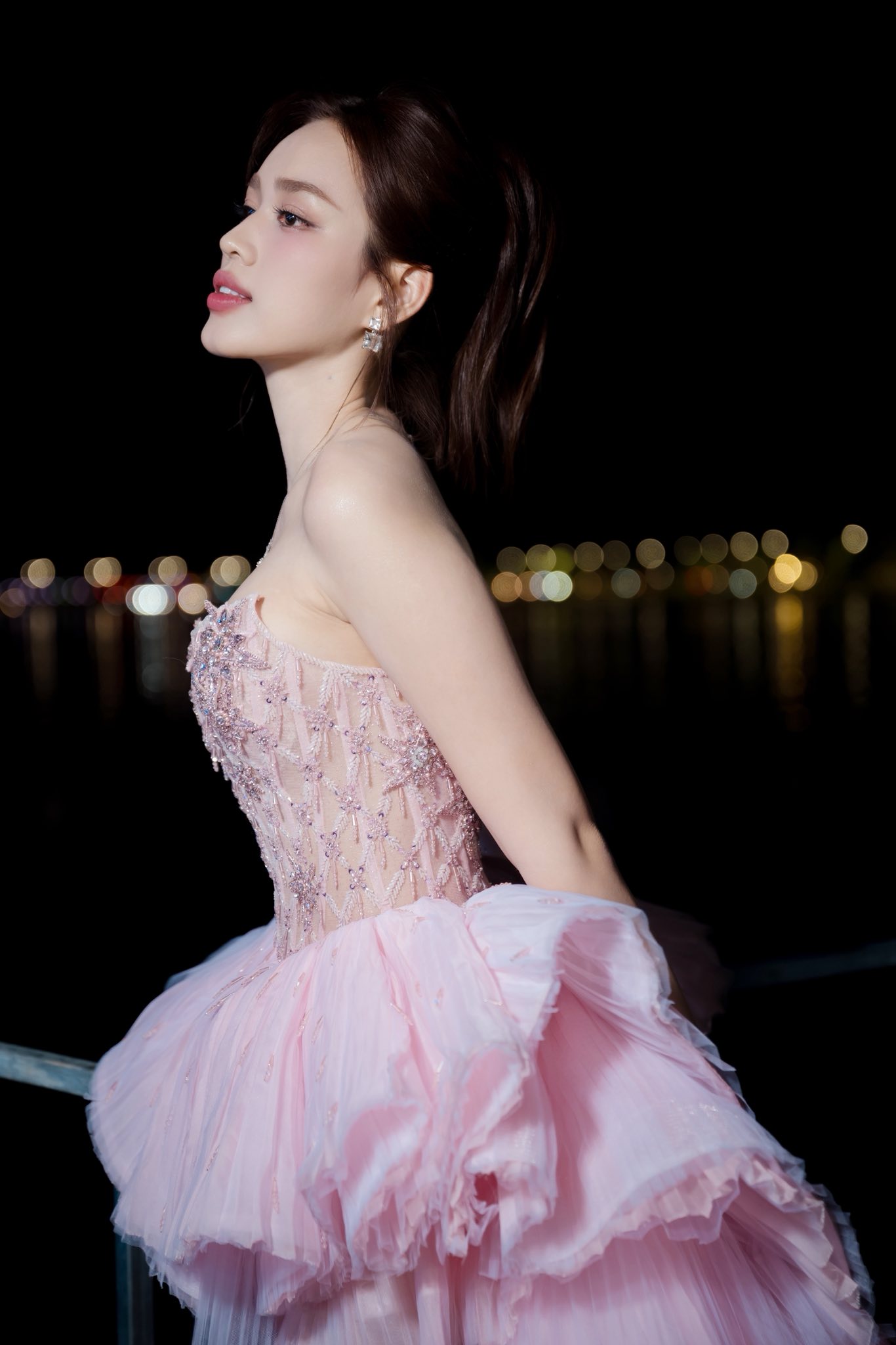 Hoa hậu Đỗ Thị H&agrave; nhuận sắc kh&oacute; tin: Ng&agrave;y n&agrave;o cũng uống 1 loại nước c&acirc;n bằng nội tiết tố vừa gi&agrave;u collagen vừa bổ kh&iacute; huyết- Ảnh 5.