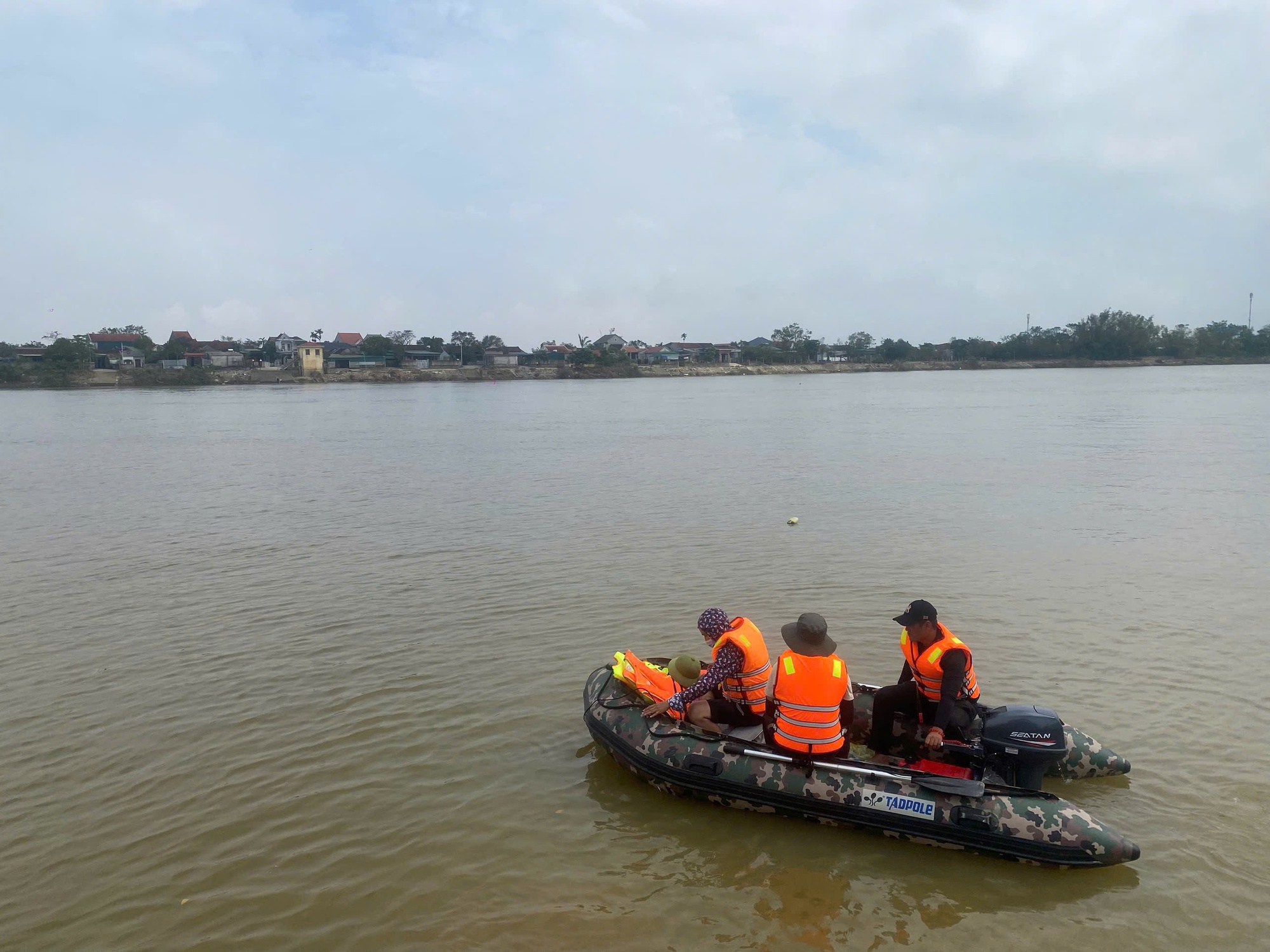 Vụ bố ôm 2 con nhảy sông tự tử tại Nghệ An: Chuyện ít ai biết về đội cứu hộ “TUNGTIME”- Ảnh 3.