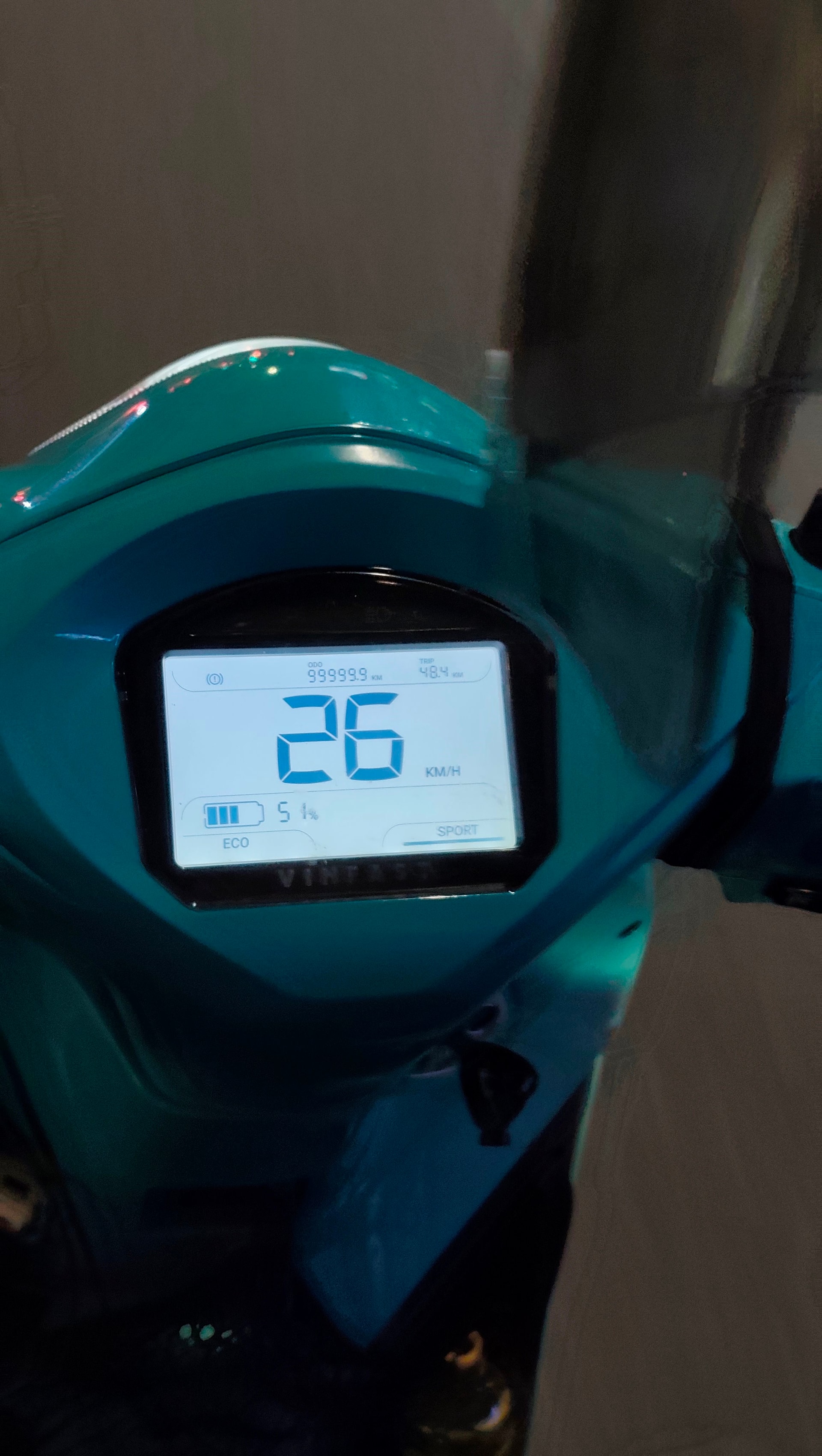 2 năm đi 100.000 km, xe điện VinFast chai pin cỡ nào? Hai con số trên đồng hồ xe Xanh SM nói lên tất cả- Ảnh 1.