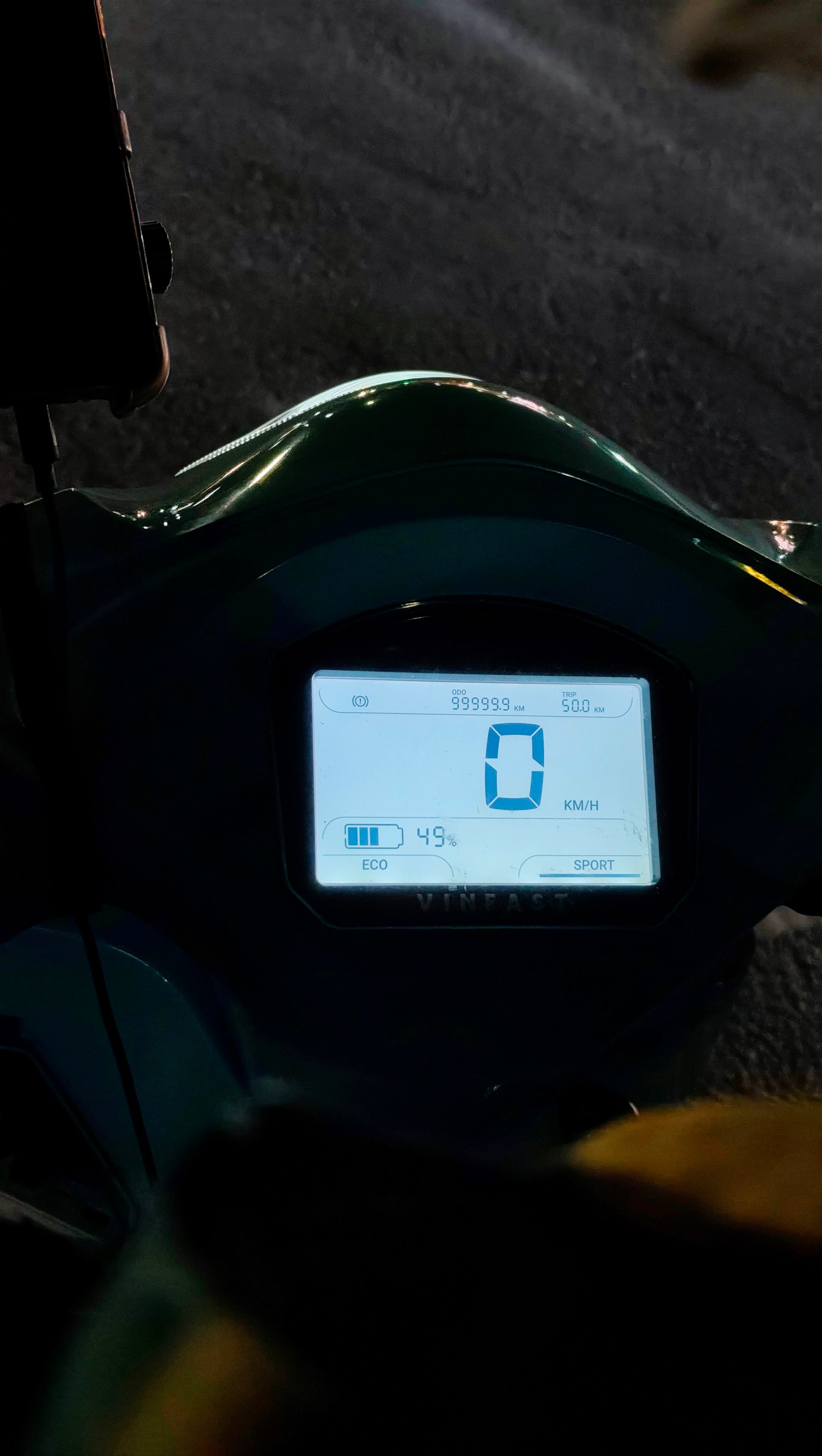 2 năm đi 100.000 km, xe điện VinFast chai pin cỡ nào? Hai con số trên đồng hồ xe Xanh SM nói lên tất cả- Ảnh 2.