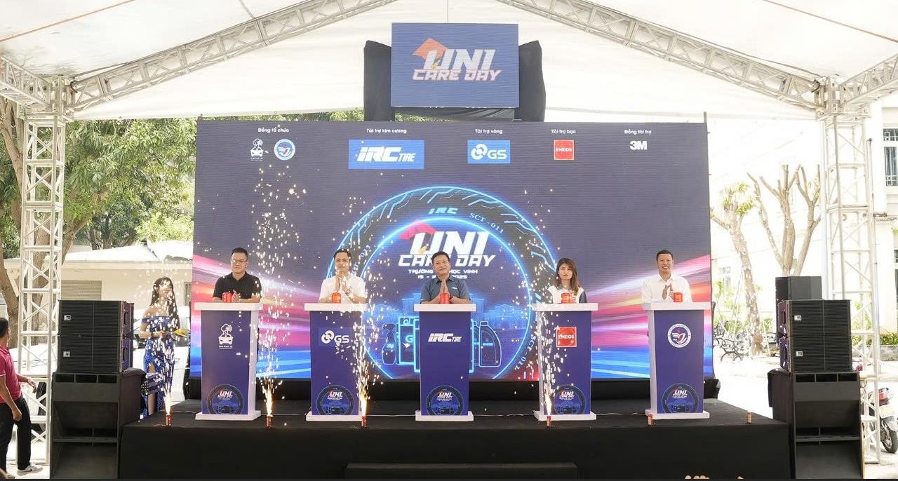 ENEOS đồng hành cùng sinh viên Đại học Vinh chăm sóc xe máy sau mưa bão- Ảnh 1.