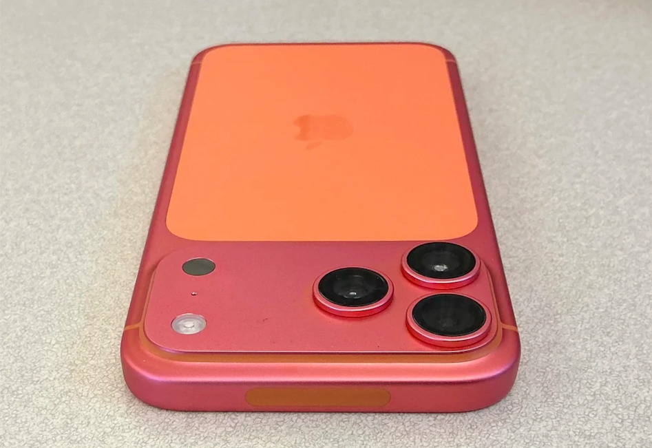 Kỳ lạ chiếc iPhone 17 Pro Max Cam Vũ Trụ bỗng đổi sang màu hồng đỏ- Ảnh 2.