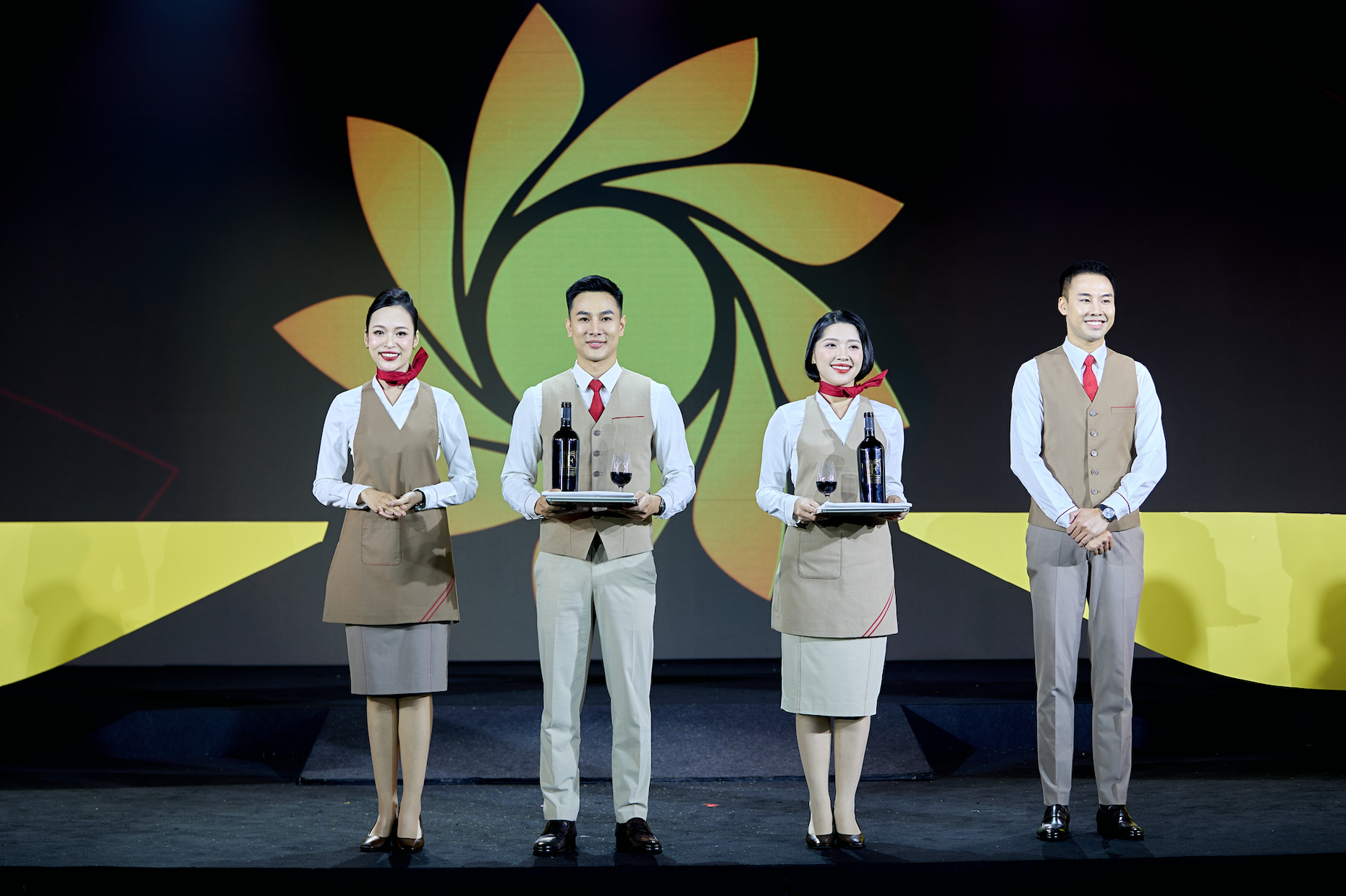 Đồng phục của Sun PhuQuoc Airways gây chú ý ngay khi vừa ra mắt- Ảnh 6.