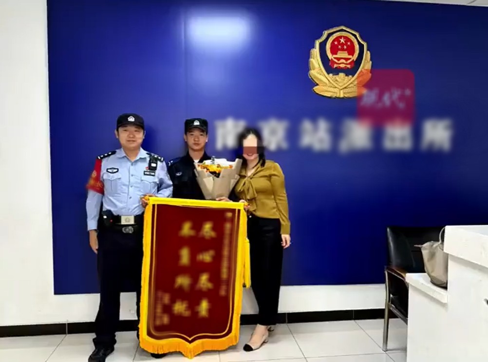Người phụ nữ mất lắc tay 21 chỉ vàng trị giá 166 triệu đồng khi qua cửa an ninh: 48 giờ tìm kiếm và hành động gây ngỡ ngàng của người lao công- Ảnh 2.