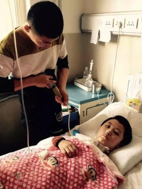 Thanh niên được cả nước ca ngợi vì tận tình chăm sóc bạn gái bị hôn mê, nửa năm sau cô gái tỉnh dậy cho biết chính bạn trai đã đánh mình bất tỉnh- Ảnh 2. Thanh niên được cả nước ca ngợi vì tận tình chăm sóc bạn gái bị hôn mê, nửa năm sau cô gái tỉnh dậy cho biết chính bạn trai đã đánh mình bất tỉnh- Ảnh 2.