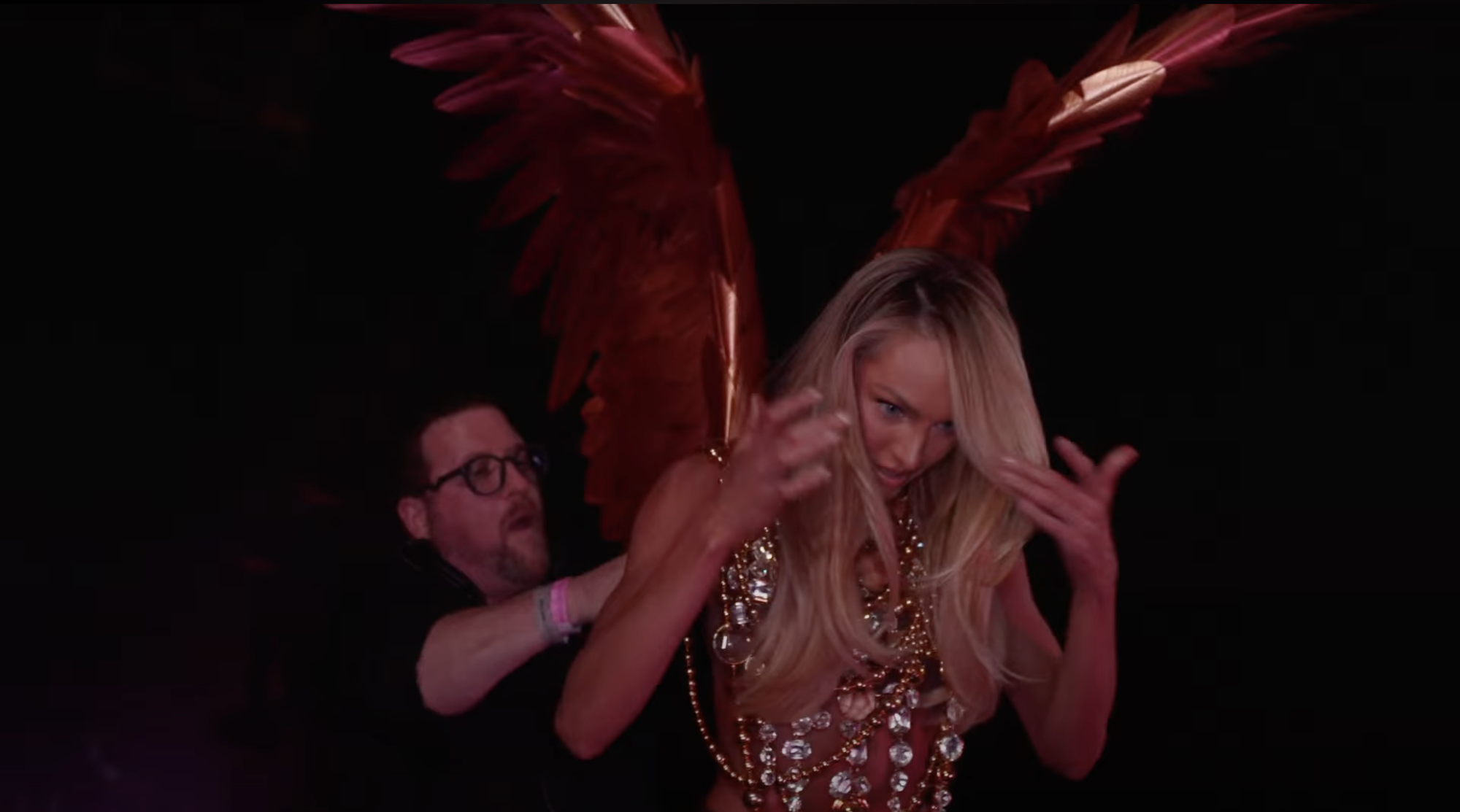 45 phút Victoria's Secret Fashion Show 2025: Chỉ chờ một điểm sáng bằng nửa Lisa khi ấy...- Ảnh 8.