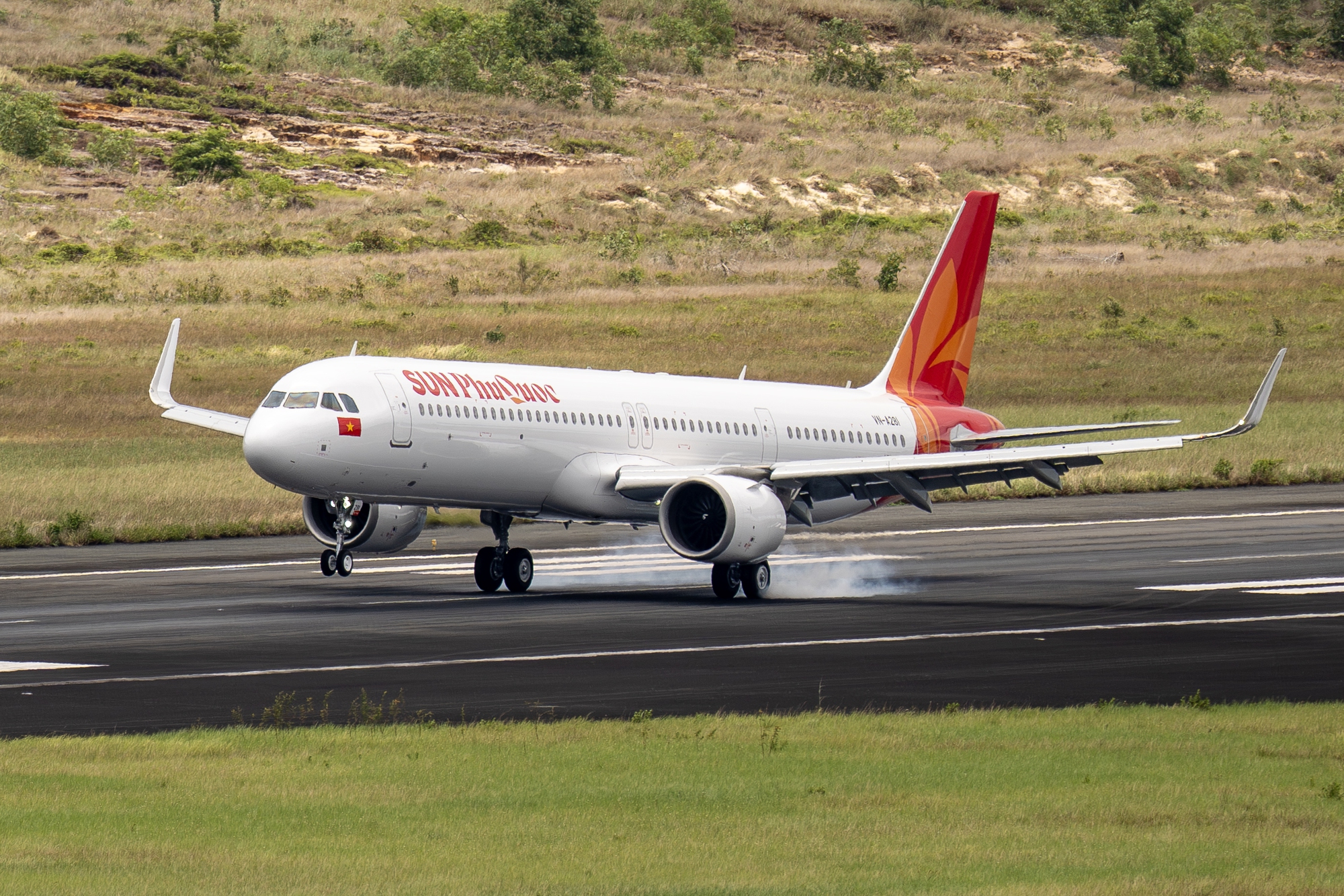 Đồng phục của Sun PhuQuoc Airways gây chú ý ngay khi vừa ra mắt- Ảnh 1.