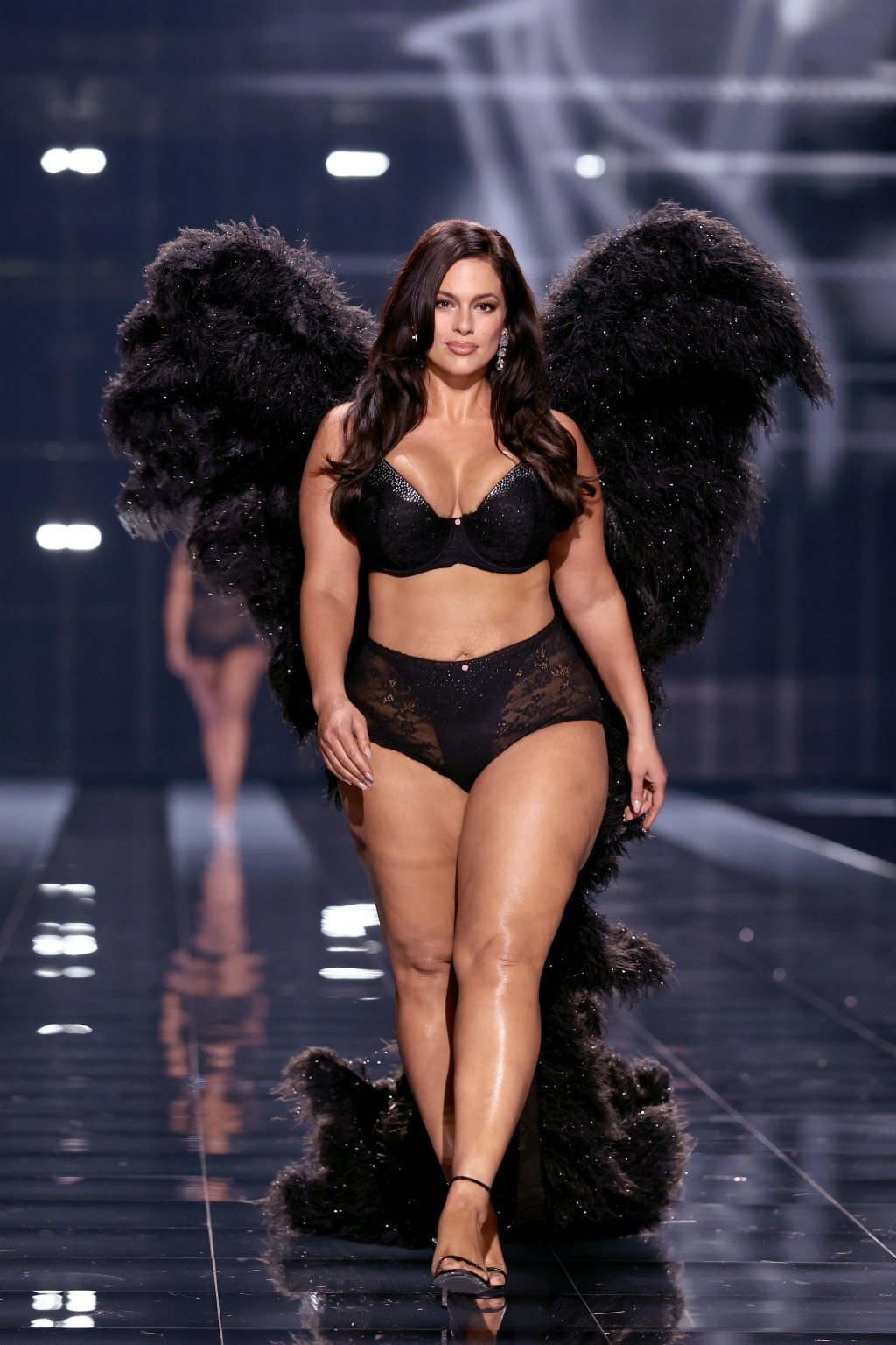 Nữ người mẫu cao 1,9 m làm nên lịch sử show nội y Victoria's Secret- Ảnh 9.