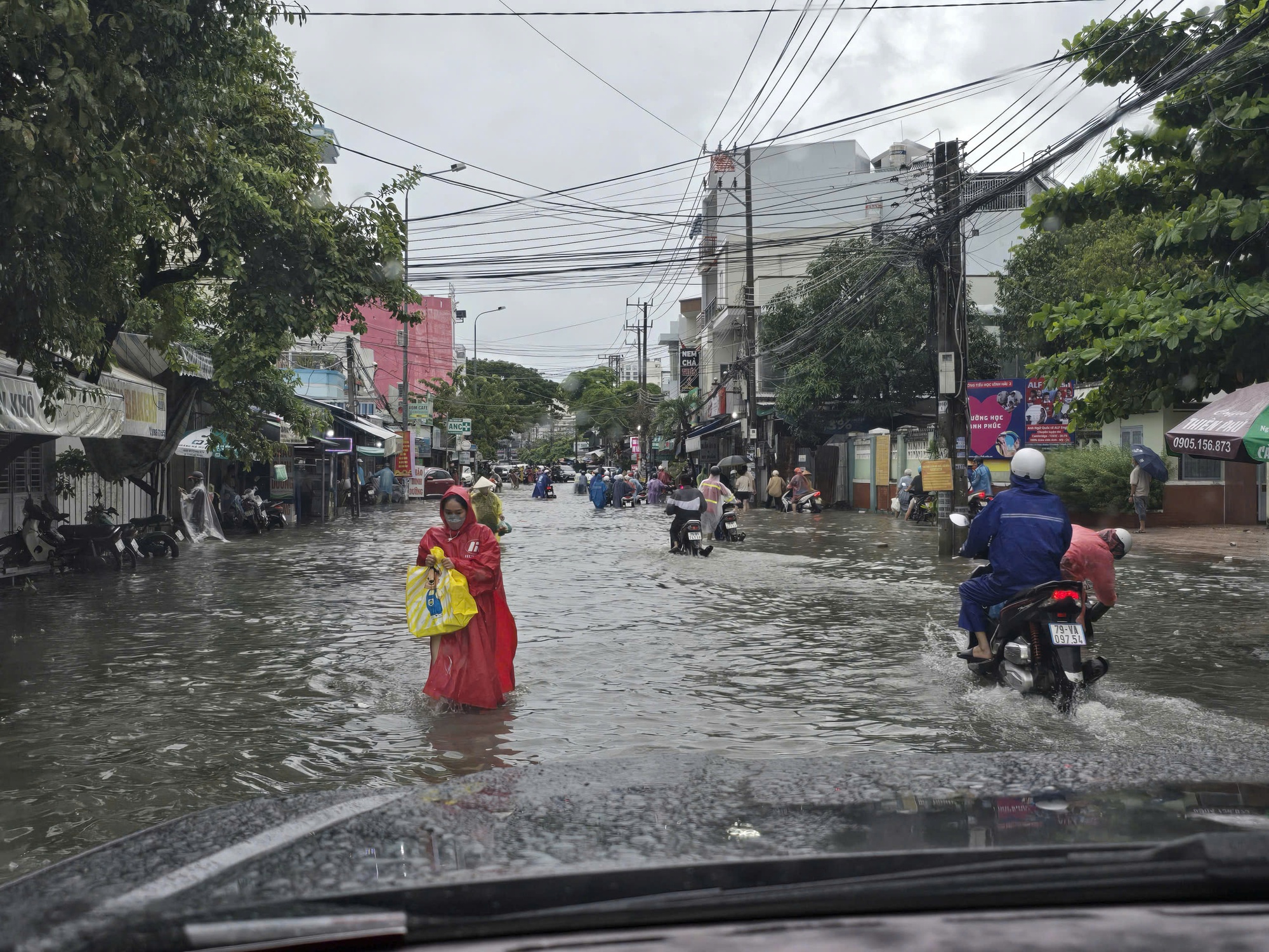 Hình ảnh chỉ 1 trận mưa lớn, Nha Trang chìm trong biển nước- Ảnh 1.