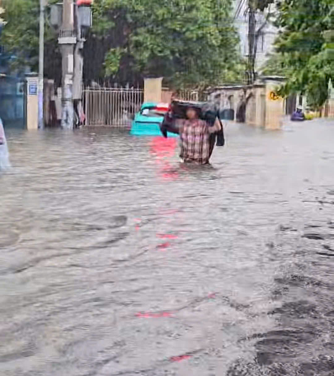 Hình ảnh chỉ 1 trận mưa lớn, Nha Trang chìm trong biển nước- Ảnh 2.