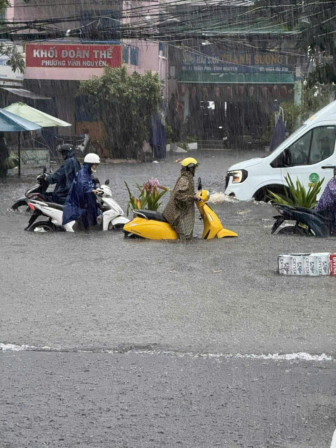 Hình ảnh chỉ 1 trận mưa lớn, Nha Trang chìm trong biển nước- Ảnh 3.