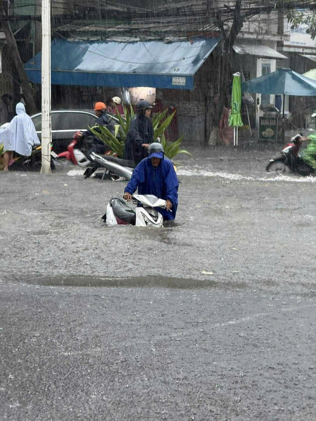 Hình ảnh chỉ 1 trận mưa lớn, Nha Trang chìm trong biển nước- Ảnh 4.
