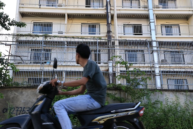 Cơn ác mộng phía sau chuồng cọp của “trung tâm lừa đảo lớn nhất Campuchia”- Ảnh 1. Cơn ác mộng phía sau chuồng cọp của “trung tâm lừa đảo lớn nhất Campuchia”- Ảnh 1.