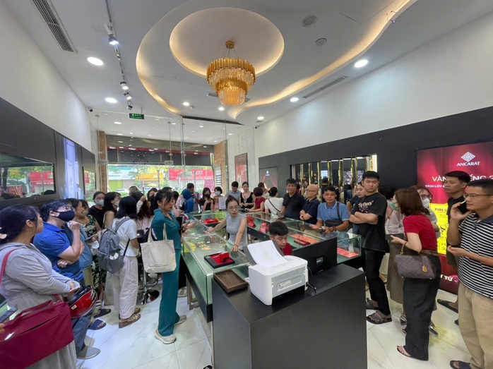 Giá bạc leo thang, người dân nườm nượp xếp hàng từ 6 giờ sáng- Ảnh 6.