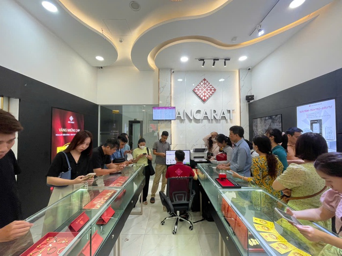 Giá bạc leo thang, người dân nườm nượp xếp hàng từ 6 giờ sáng- Ảnh 2.