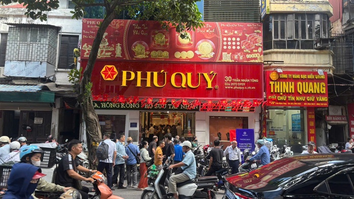 Giá bạc leo thang, người dân nườm nượp xếp hàng từ 6 giờ sáng- Ảnh 1.
