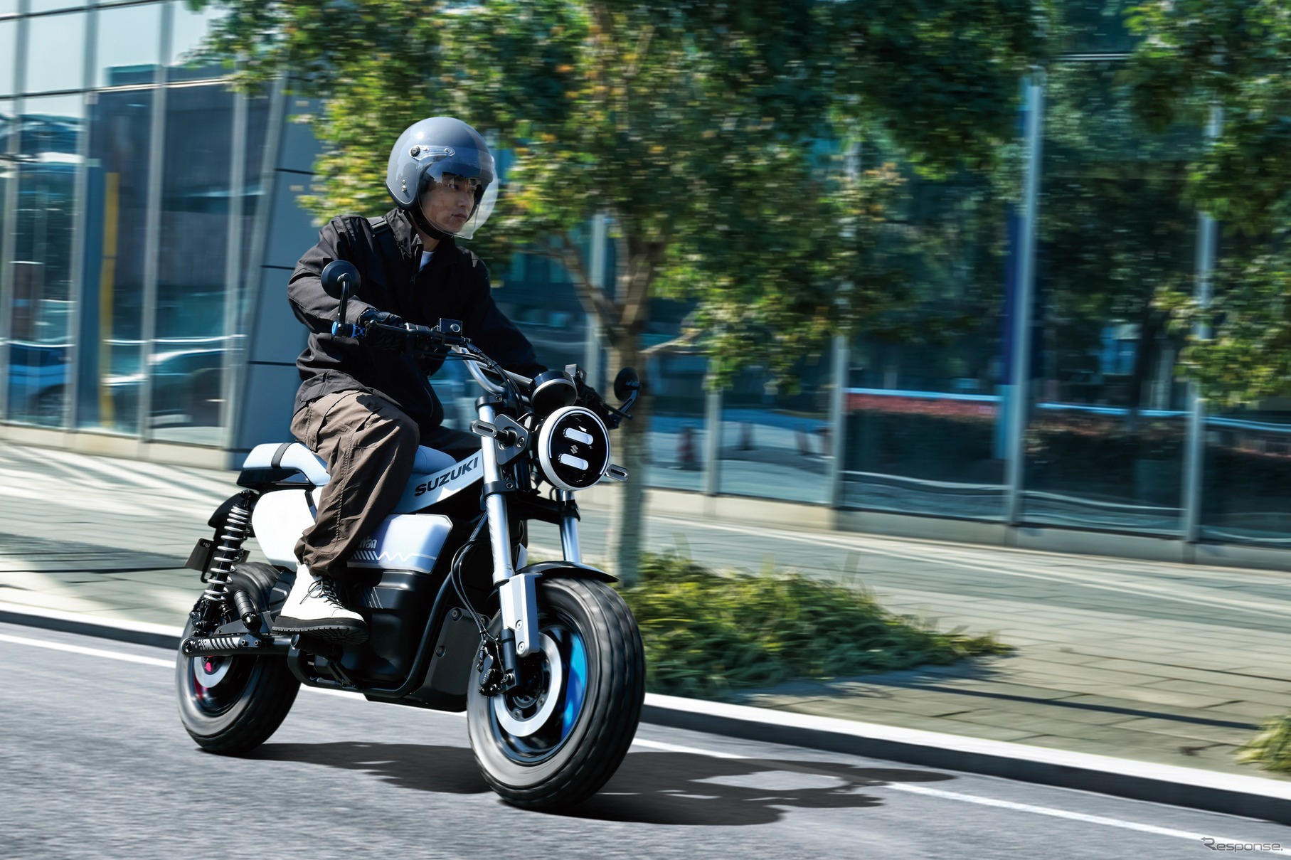 Suzuki chính thức ra mắt mẫu xe máy điện hoàn toàn mới, mang phong cách giống hệt 'Charly cúc cu'- Ảnh 1.