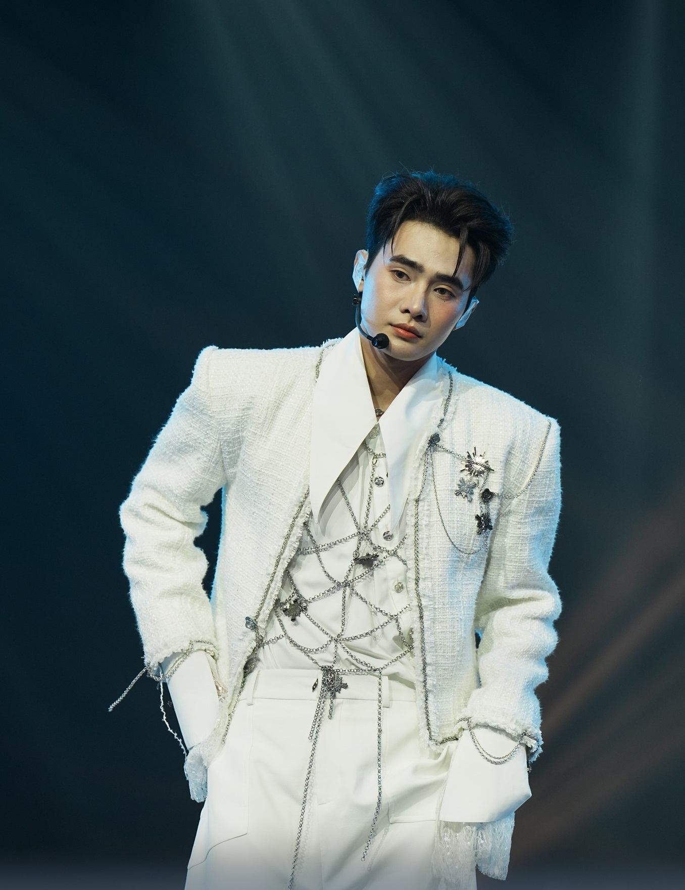 Xin đừng điểm phấn tô son lòe loẹt cho dàn Anh trai say hi- Ảnh 2. Xin đừng điểm phấn tô son lòe loẹt cho dàn Anh trai say hi- Ảnh 2.
