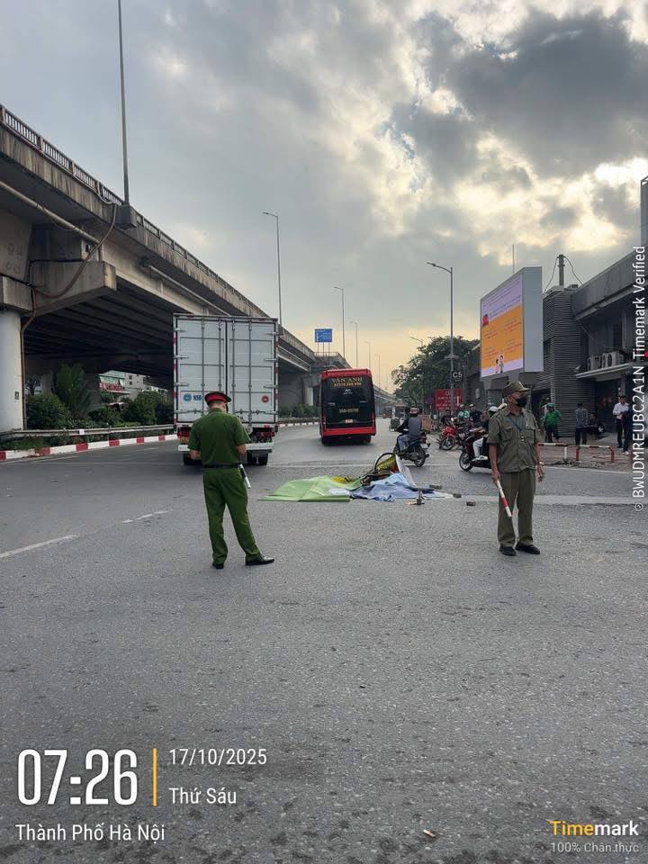 Hà Nội: Va chạm với xe ô tô, nữ sinh lớp 9 tử vong thương tâm- Ảnh 1.