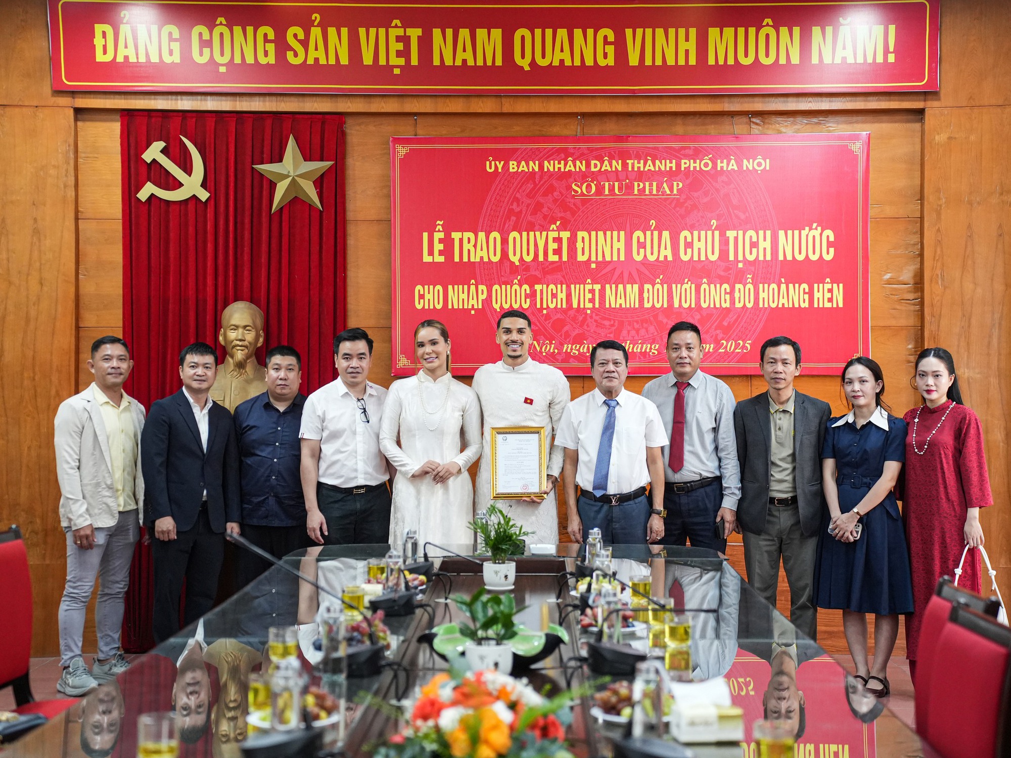 Đỗ Hoàng Hên nhận quyết định nhập tịch