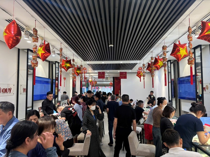 Giá bạc leo thang, người dân nườm nượp xếp hàng từ 6 giờ sáng- Ảnh 5.