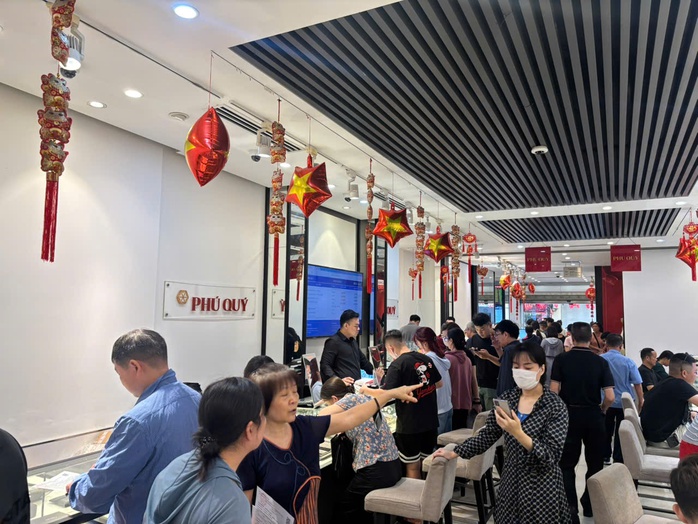 Giá bạc leo thang, người dân nườm nượp xếp hàng từ 6 giờ sáng- Ảnh 4.