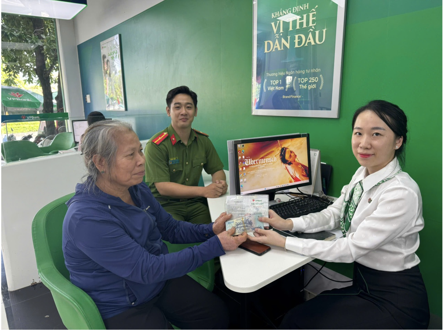 Bà lão 75 tuổi đến VP Bank yêu cầu rút toàn bộ tiền tiết kiệm: Chiêu lừa đảo qua Zalo khiến nhiều người "vào tròng"- Ảnh 1.