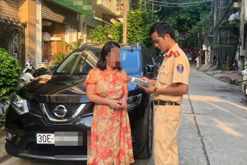 Xử phạt người phụ nữ để con ngồi trên nóc ô tô đang di chuyển- Ảnh 1.