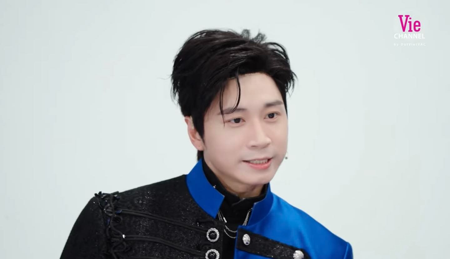 Xin đừng điểm phấn tô son lòe loẹt cho dàn Anh trai say hi- Ảnh 7. Xin đừng điểm phấn tô son lòe loẹt cho dàn Anh trai say hi- Ảnh 7.