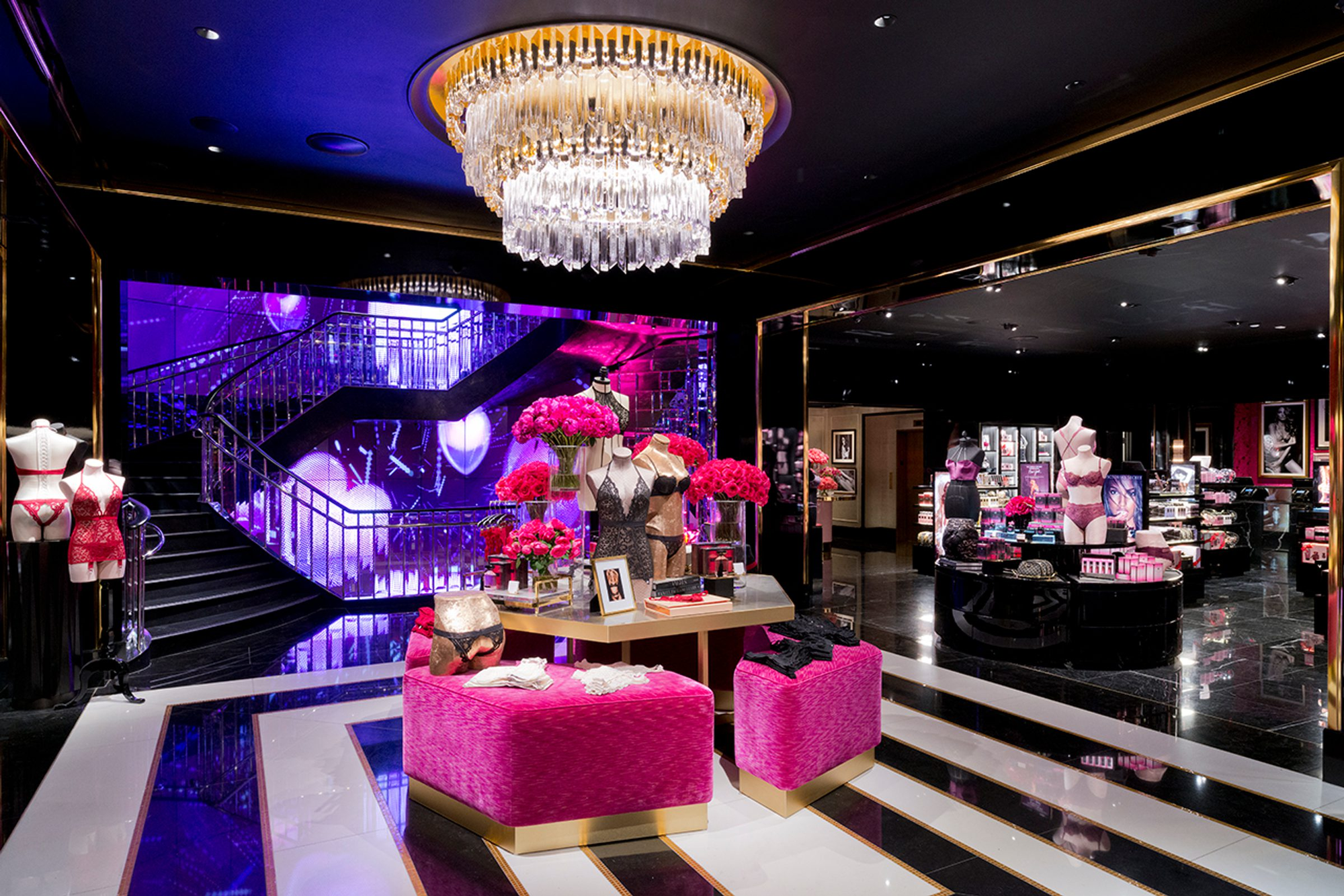 Victoria's Secret vung tiền làm show dù kinh doanh lỗ, cổ phiếu bốc hơi hơn 50%- Ảnh 2.