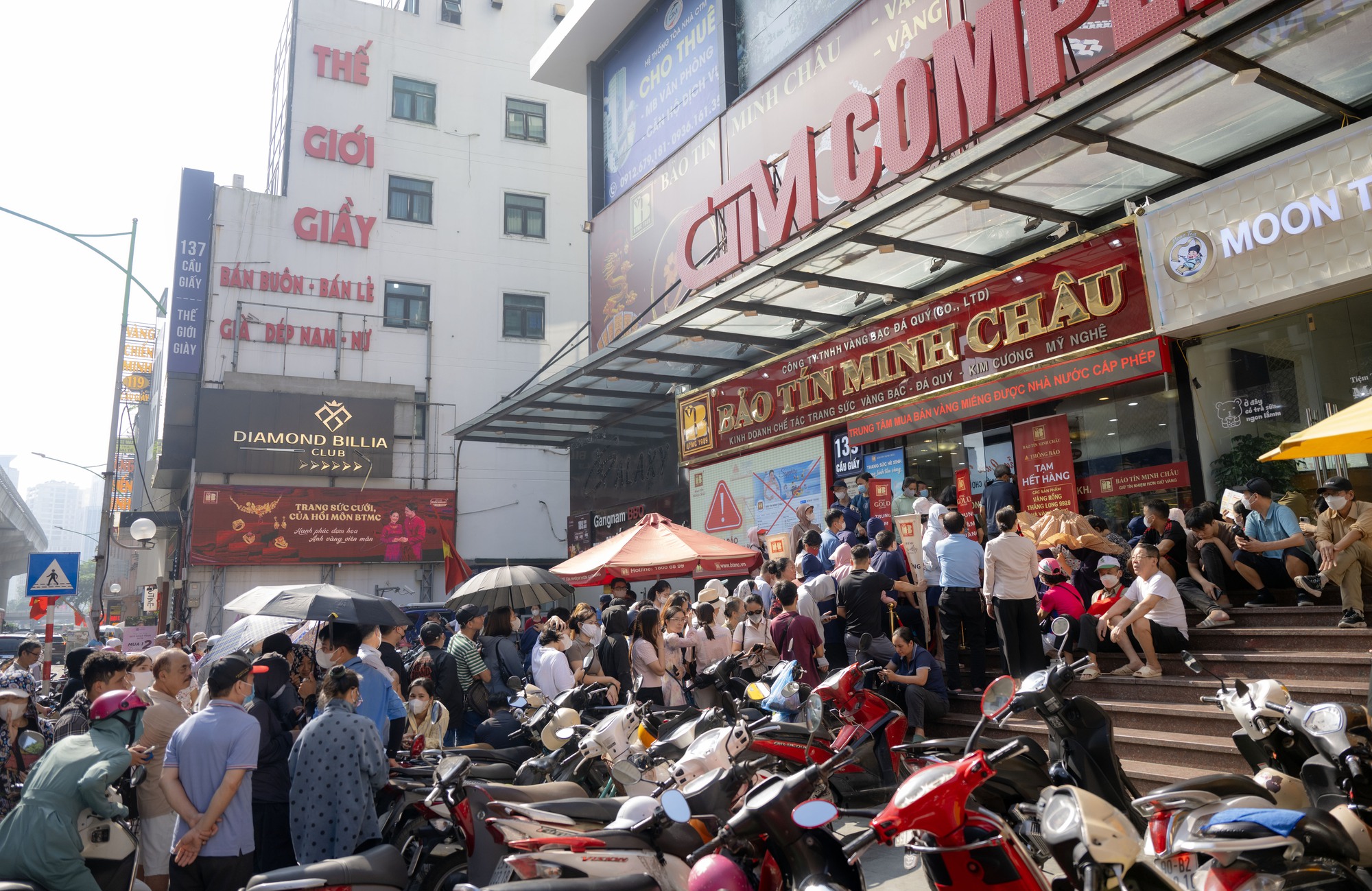 Cảnh tượng lạ lùng tại cửa hàng vàng hot nhất Hà Nội ngày hôm nay- Ảnh 1. Cảnh tượng lạ lùng tại cửa hàng vàng hot nhất Hà Nội ngày hôm nay- Ảnh 1.