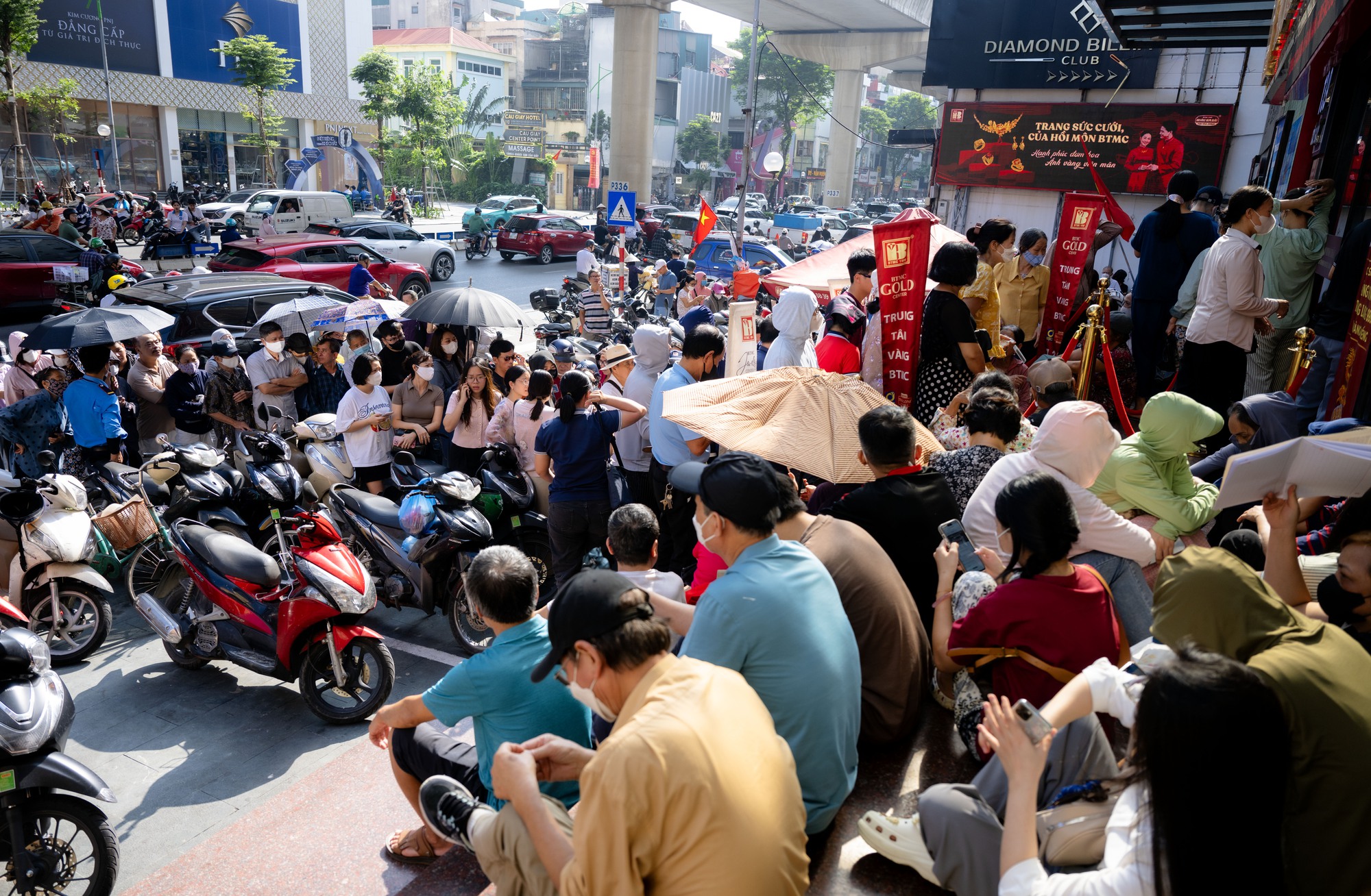 Cảnh tượng lạ lùng tại cửa hàng vàng hot nhất Hà Nội ngày hôm nay- Ảnh 2. Cảnh tượng lạ lùng tại cửa hàng vàng hot nhất Hà Nội ngày hôm nay- Ảnh 2.