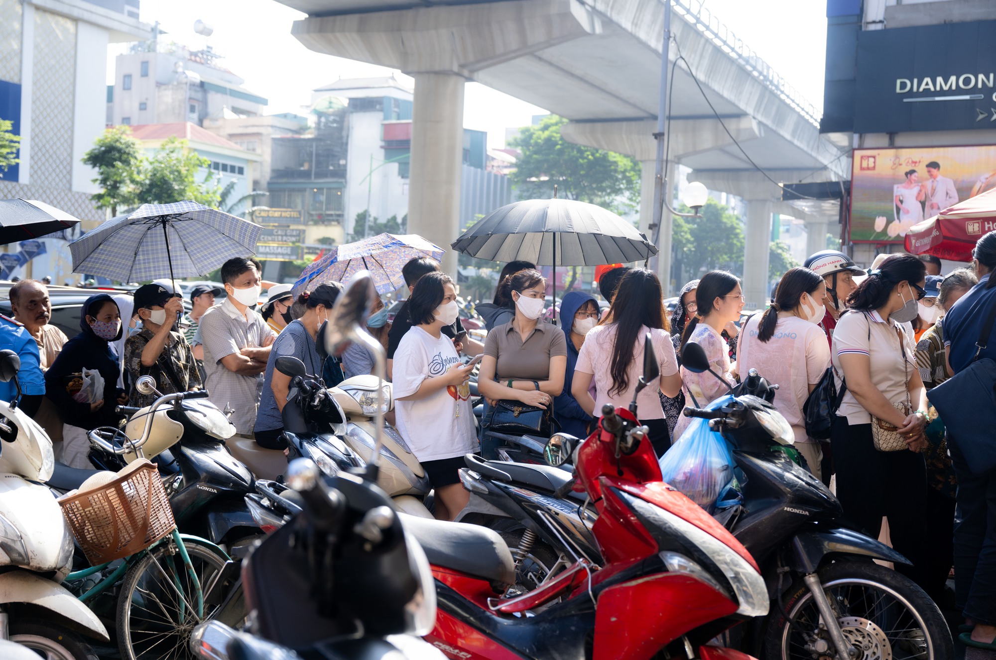 Cảnh tượng lạ lùng tại cửa hàng vàng hot nhất Hà Nội ngày hôm nay- Ảnh 5. Cảnh tượng lạ lùng tại cửa hàng vàng hot nhất Hà Nội ngày hôm nay- Ảnh 5.