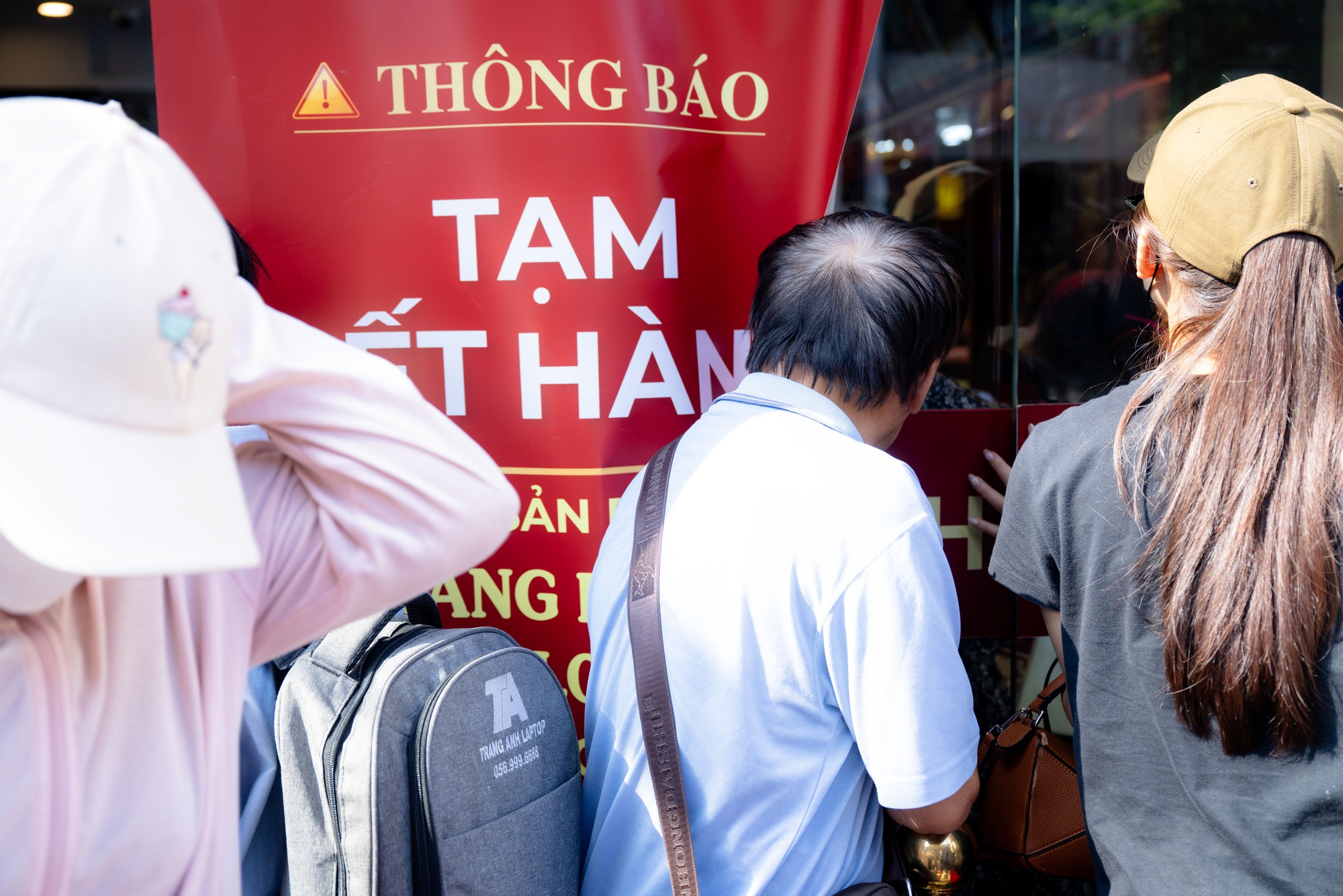 Cảnh tượng lạ lùng tại cửa hàng vàng hot nhất Hà Nội ngày hôm nay- Ảnh 4. Cảnh tượng lạ lùng tại cửa hàng vàng hot nhất Hà Nội ngày hôm nay- Ảnh 4.