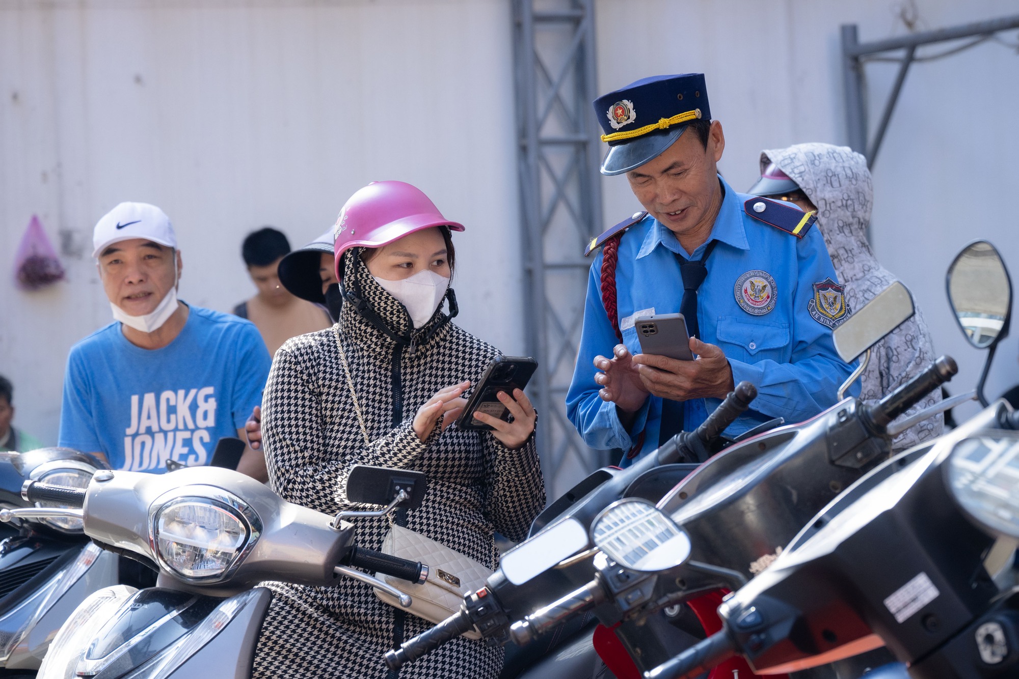 Cảnh tượng lạ lùng tại cửa hàng vàng hot nhất Hà Nội ngày hôm nay- Ảnh 10. Cảnh tượng lạ lùng tại cửa hàng vàng hot nhất Hà Nội ngày hôm nay- Ảnh 10.