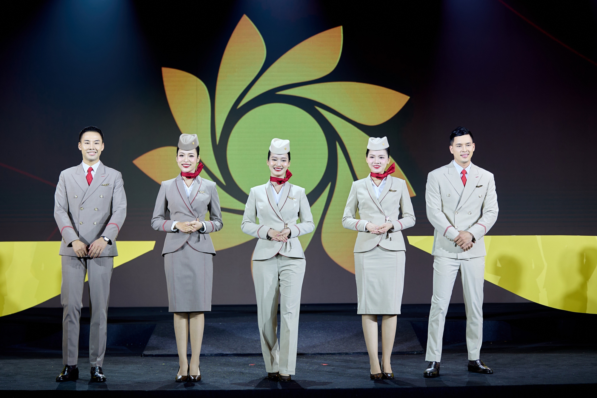 Hãng hàng không mới của Việt Nam ra mắt đồng phục cho tiếp viên, dân tình khen nức nở- Ảnh 1. Hãng hàng không mới của Việt Nam ra mắt đồng phục cho tiếp viên, dân tình khen nức nở- Ảnh 1.