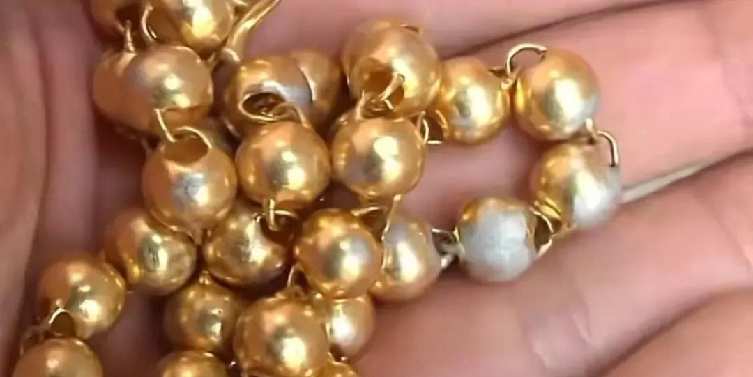 Người đàn ông mua vòng vàng 98 triệu, về nhà té ngửa bên trong là bạc, chủ tiệm không nhận bán hàng giả- Ảnh 1.