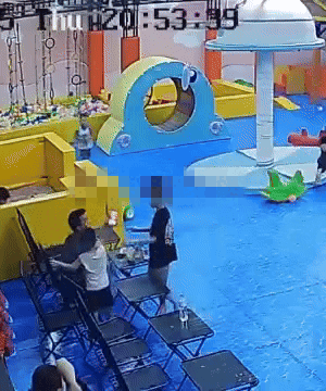 Vụ bé trai 8 tuổi bị tát ù tai, phụ huynh phẫn nộ: Bảo vệ con mình không phải đi đánh đứa trẻ khác!- Ảnh 1.