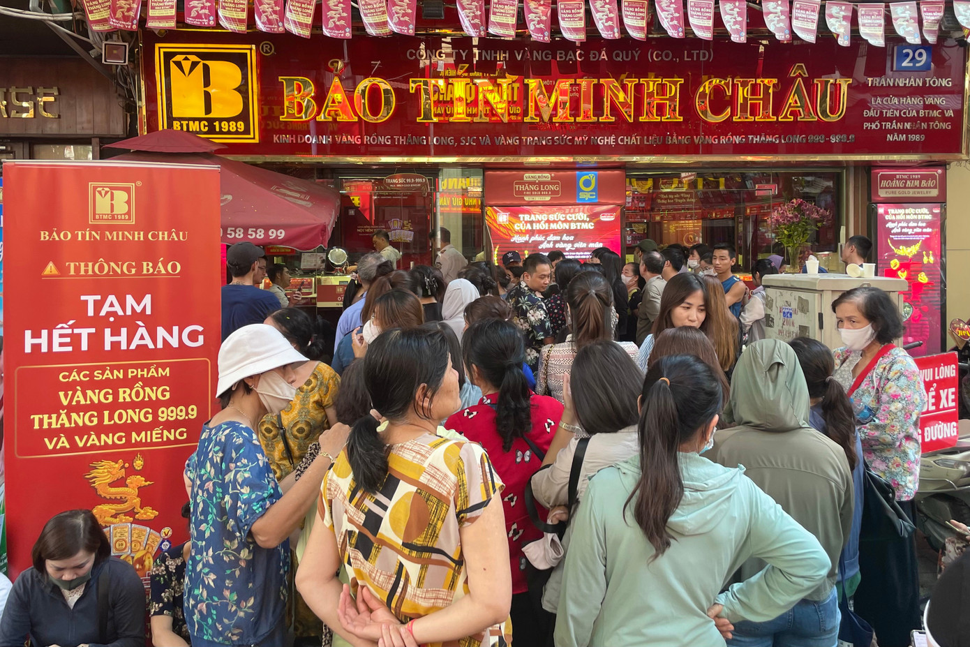 Giá vàng vượt mọi dự báo, khuyến nghị người dân thận trọng- Ảnh 1.