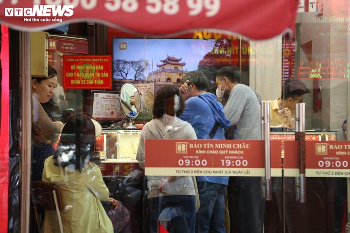 Vàng vượt 152 triệu/lượng: Bị hạn chế 2 ngày mới được mua, khách quay ra ôm bạc- Ảnh 3.