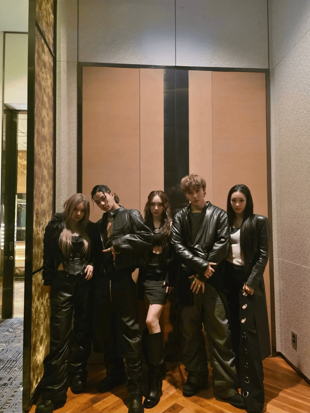 Hình ảnh gây sốc phía sau nhóm tân binh giàu nhất Kpop- Ảnh 3. Hình ảnh gây sốc phía sau nhóm tân binh giàu nhất Kpop- Ảnh 3.