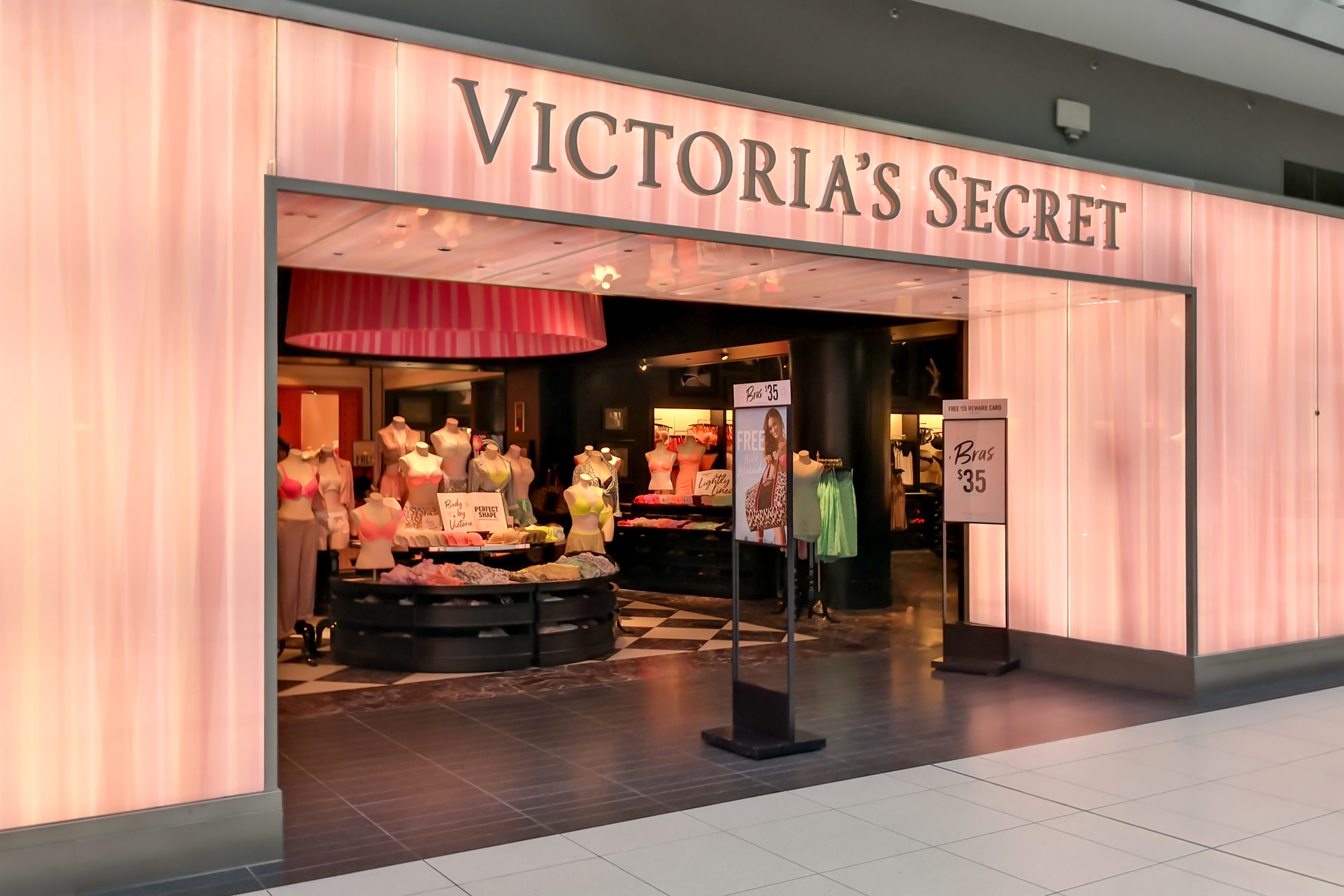 Victoria's Secret vung tiền làm show dù kinh doanh lỗ, cổ phiếu bốc hơi hơn 50%- Ảnh 1.