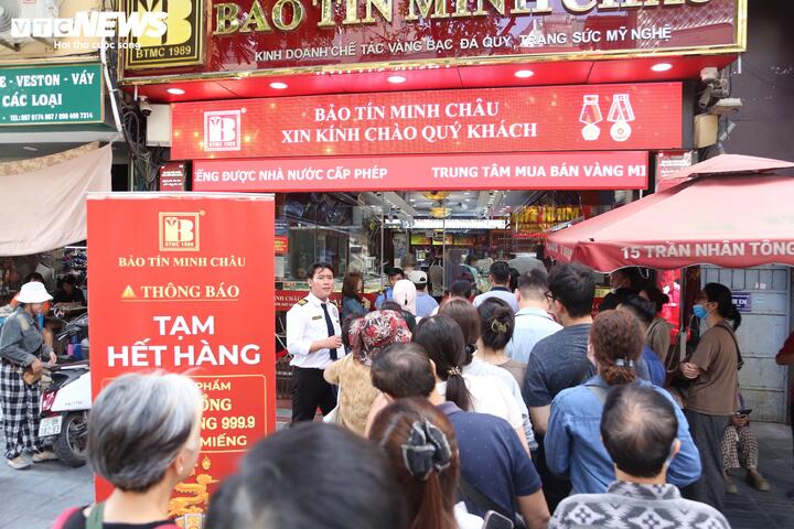 Vàng vượt 152 triệu/lượng: Bị hạn chế 2 ngày mới được mua, khách quay ra ôm bạc- Ảnh 1.