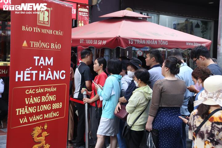 Vàng vượt 152 triệu/lượng: Bị hạn chế 2 ngày mới được mua, khách quay ra ôm bạc- Ảnh 2.
