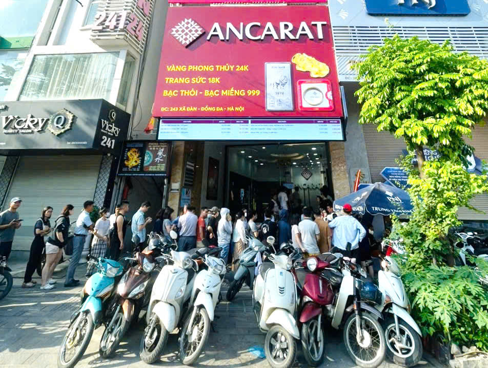 Giá bạc giảm mạnh, người dân "vét" cháy hàng- Ảnh 1.