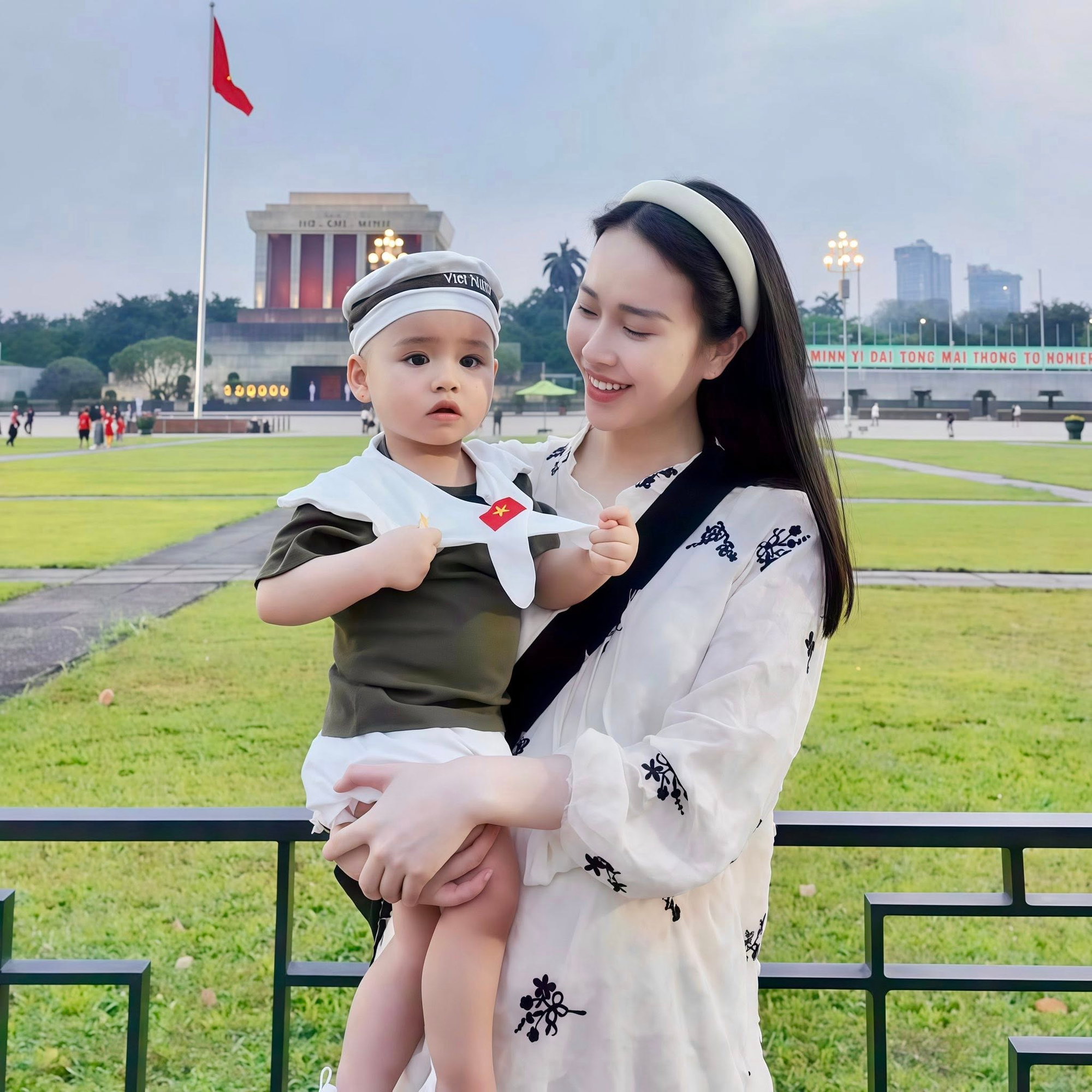 4 hot mom rủ nhau 