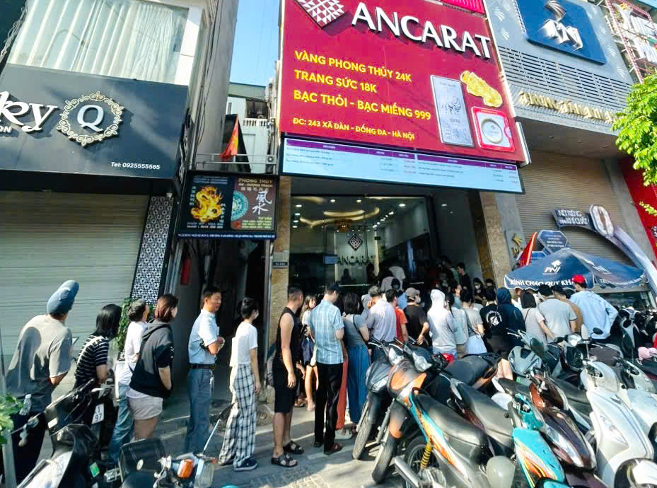 Giá bạc giảm mạnh, người dân "vét" cháy hàng- Ảnh 3.
