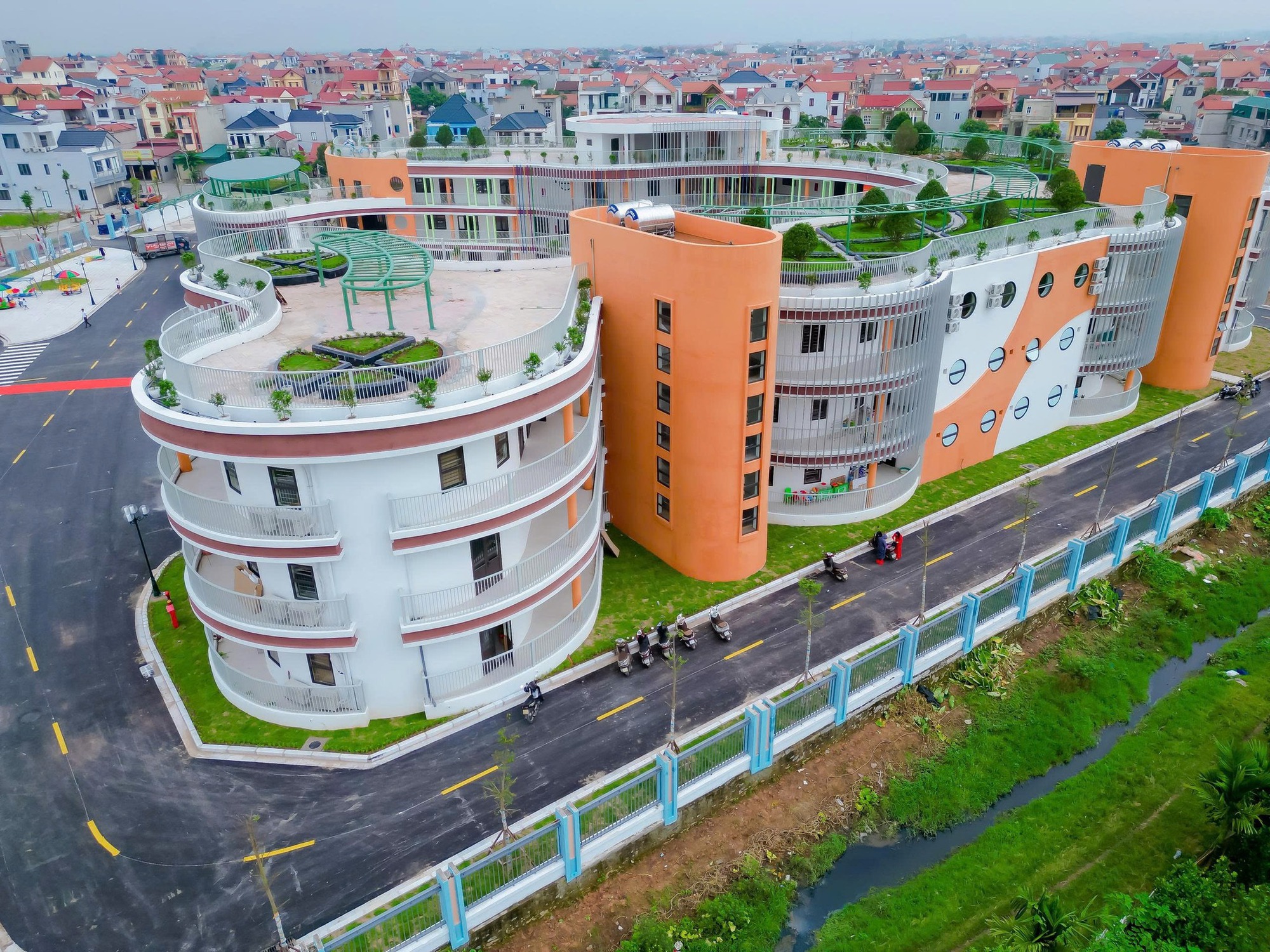 Phụ huynh Hà Nội mê mẩn trước 1 trường Mầm non công lập mới: Vừa khánh thành được vài tháng, to đẹp như resort hạng sang!- Ảnh 1.